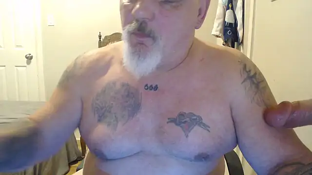 Newfiesausage1972 online show from March 2025 02:54:02 PM