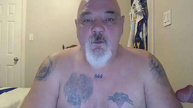 Newfiesausage1972 online show from March 2025 01:08:01 PM