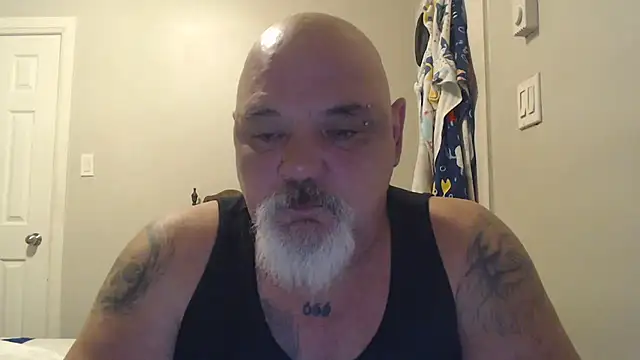 Newfiesausage1972 online show from March 2025 04:11:02 PM