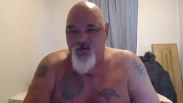 Newfiesausage1972 online show from October 2025 04:15:02 PM