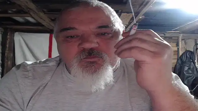 Newfiesausage1972 online show from November 2025 10:37:01 PM