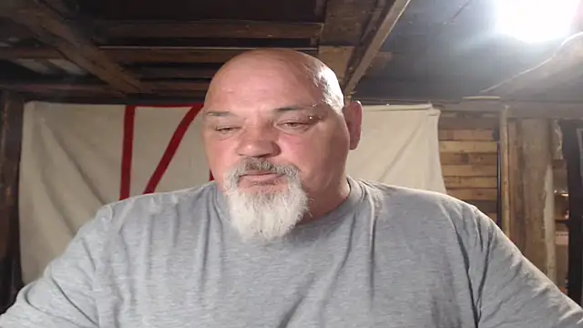 Newfiesausage1972 online show from May 2026 10:55:01 PM