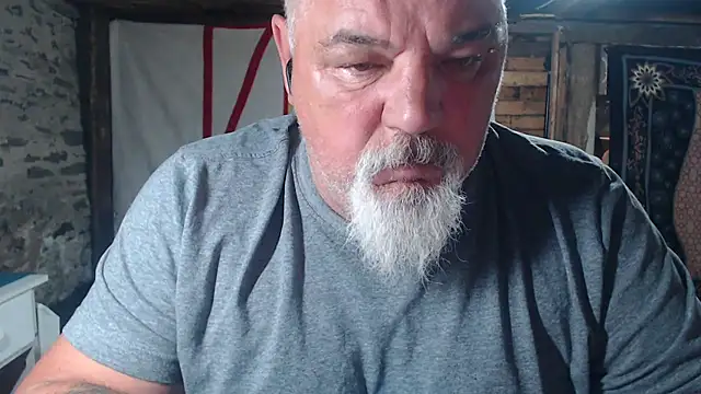 Newfiesausage1972 online show from June 2026 09:17:01 AM