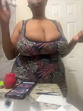 Snapshot of 1BeautyN1Beast chatting on December 2024 03:58:02 AM 1BeautyN1Beast online show from December 2024 03:58:02 AM