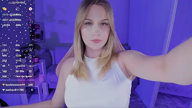 Snapshot of Honey_blonde chatting on March 2026 10:55:01 PM Honey blonde online show from March 2026 10:55:01 PM