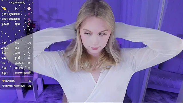 Snapshot of Honey_blonde chatting on April 2026 08:37:01 PM Honey blonde online show from April 2026 08:37:01 PM