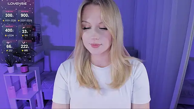 Snapshot of Honey_blonde chatting on June 2026 08:11:02 PM Honey blonde online show from June 2026 08:11:02 PM