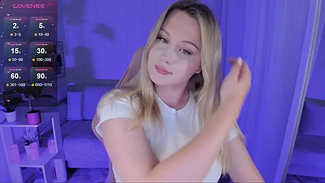 Snapshot of Honey_blonde chatting on July 2026 09:35:01 PM Honey blonde online show from July 2026 09:35:01 PM