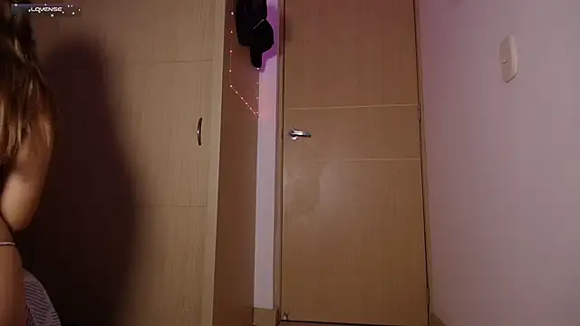 Snapshot of tinysofia_ chatting on January 2025 02:04:02 AM tinysofia online show from January 2025 02:04:02 AM