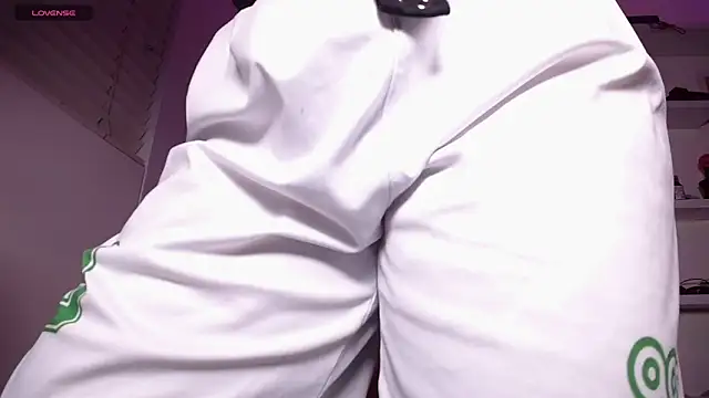 Snapshot of tinysofia_ chatting on February 2025 02:40:01 AM tinysofia online show from February 2025 02:40:01 AM