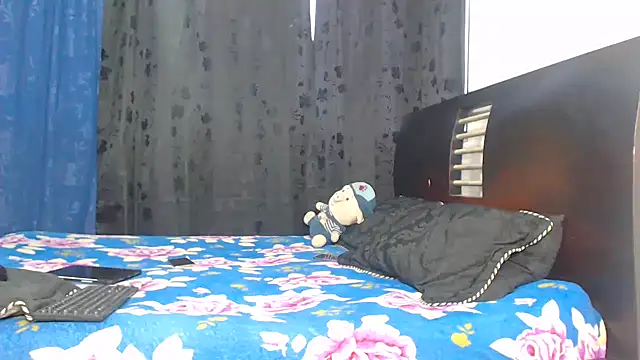 Snapshot of Hot_Sharks_ chatting on November 2025 11:01:02 AM Hot Sharks online show from November 2025 11:01:02 AM