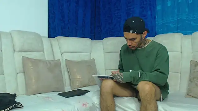 Snapshot of Hot_Sharks_ chatting on February 2026 07:03:02 AM Hot Sharks online show from February 2026 07:03:02 AM