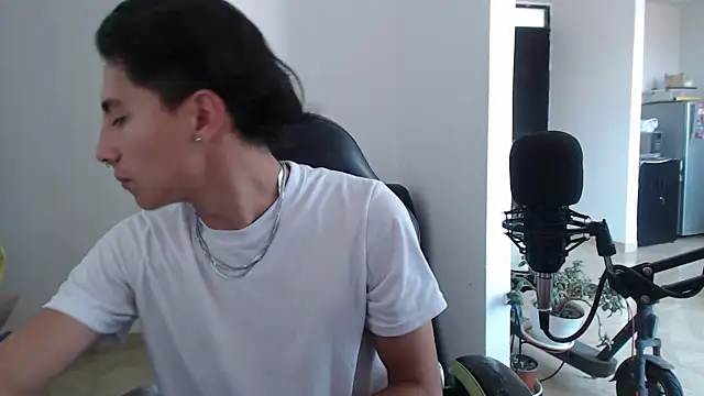 Snapshot of jay_dimarco2 chatting on December 2025 06:04:02 PM jay dimarco2 online show from December 2025 06:04:02 PM