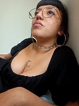 cute hollywood online show from May 2026 04:25:01 PM