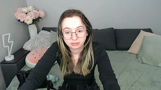 Mini Diva online show from September 2025 08:03:01 AM