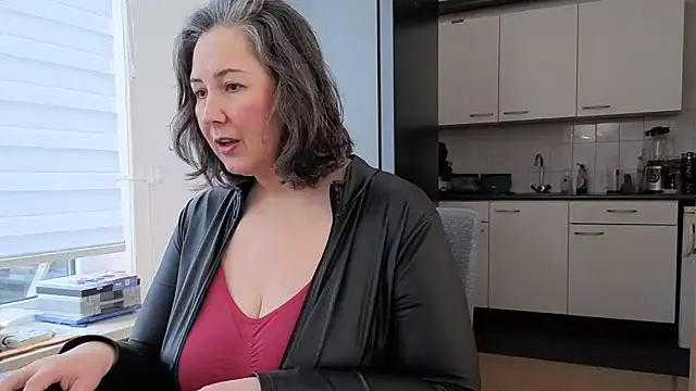 Snapshot of MilfGina chatting on March 2026 12:11:01 PM MilfGina online show from March 2026 12:11:01 PM