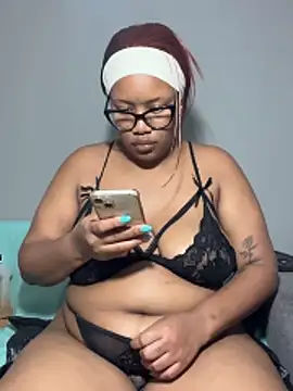 Snapshot of MimiCurves chatting on December 2025 10:13:02 AM MimiCurves online show from December 2025 10:13:02 AM