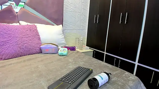 Charlotte Ice1 online show from December 2024 06:57:02 PM