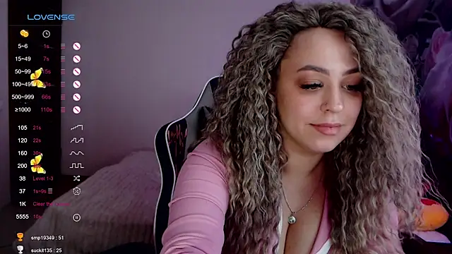 Snapshot of _Just_a_queen_3 chatting on December 2024 12:04:01 PM Just a queen 3 online show from December 2024 12:04:01 PM