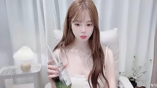 Snapshot of Yuuuuuly chatting on November 2025 03:55:01 PM Yuuuuuly online show from November 2025 03:55:01 PM