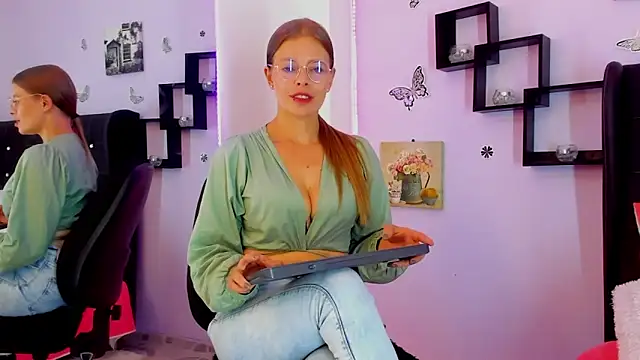 Snapshot of Laurablue chatting on December 2024 08:40:02 PM Laurablue online show from December 2024 08:40:02 PM