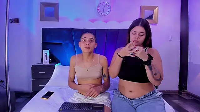 Snapshot of AndreaAndKarina chatting on December 2024 05:18:02 AM AndreaAndKarina online show from December 2024 05:18:02 AM