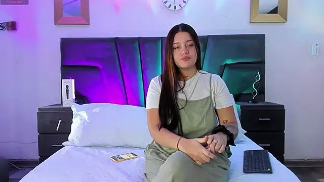 Snapshot of AndreaAndKarina chatting on January 2025 12:35:01 PM AndreaAndKarina online show from January 2025 12:35:01 PM