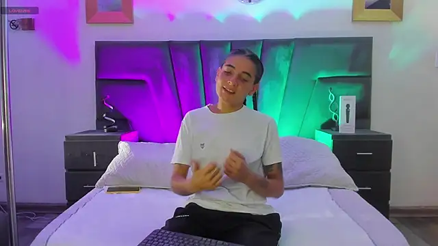 Snapshot of AndreaAndKarina chatting on January 2025 12:50:02 PM AndreaAndKarina online show from January 2025 12:50:02 PM