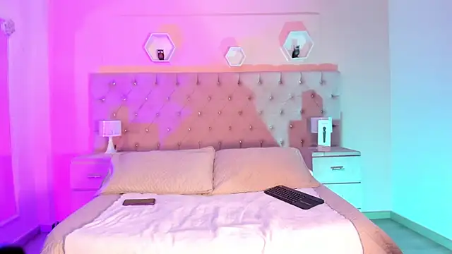 Snapshot of AndreaAndKarina chatting on January 2025 02:37:01 AM AndreaAndKarina online show from January 2025 02:37:01 AM