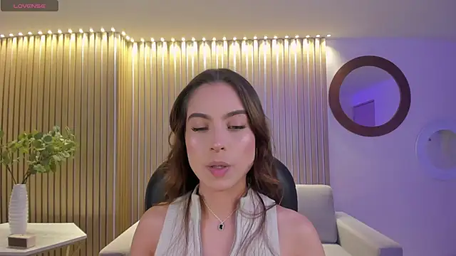 Snapshot of MarianneLane chatting on December 2024 09:50:01 PM MarianneLane online show from December 2024 09:50:01 PM