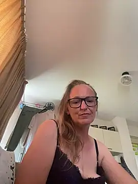 Snapshot of KikiDenhaag chatting on July 2026 11:39:02 AM KikiDenhaag online show from July 2026 11:39:02 AM