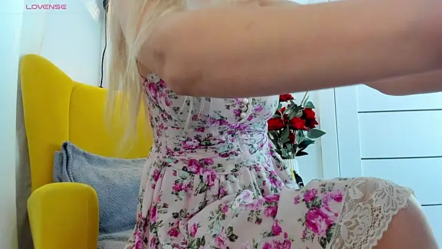 Snapshot of miissblonde chatting on February 2026 03:51:02 AM miissblonde online show from February 2026 03:51:02 AM