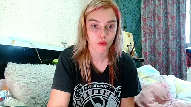 Snapshot of Sophie_Bell chatting on May 2026 03:17:01 PM Sophie Bell online show from May 2026 03:17:01 PM