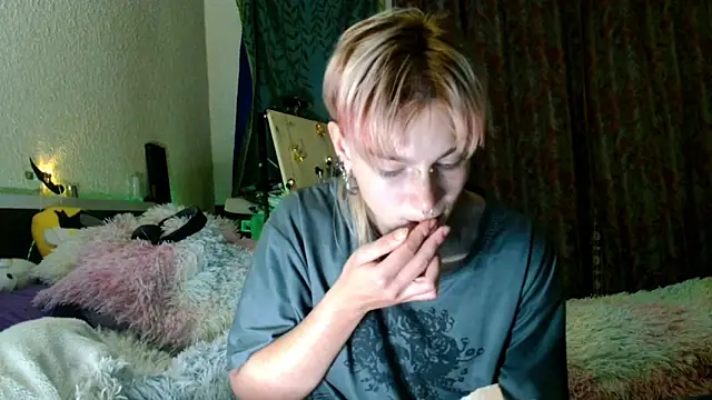 Snapshot of Sophie_Bell chatting on May 2026 07:43:01 PM Sophie Bell online show from May 2026 07:43:01 PM