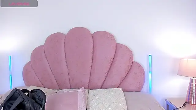 Nicole Paradise online show from February 2026 01:04:02 PM