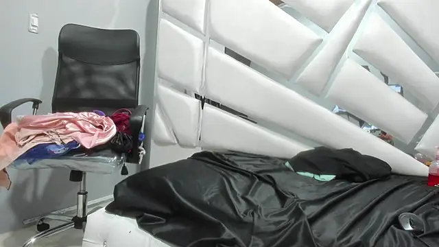 Snapshot of CooperEmma_ chatting on January 2025 10:59:02 AM CooperEmma online show from January 2025 10:59:02 AM