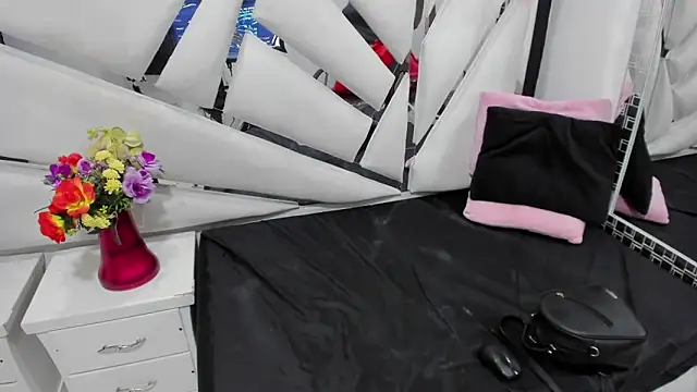CooperEmma  online show from May 2026 01:33:01 AM