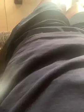 Snapshot of DManL chatting on November 2025 04:00:01 AM DManL online show from November 2025 04:00:01 AM