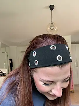Mia-Minou online show from May 2026 10:00:01 AM