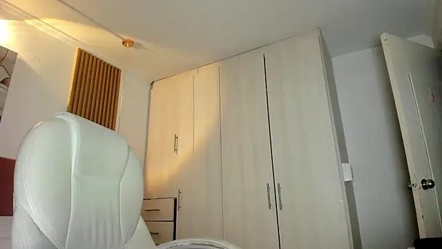 mia nevaeh online show from April 2026 08:39:01 PM