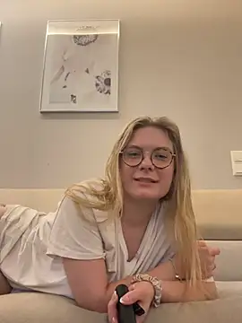 Curvyloveandhim online show from July 2026 09:32:02 PM