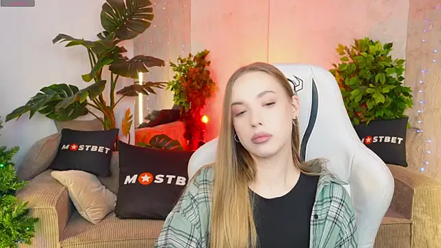 Snapshot of Linda054 chatting on December 2024 12:01:01 PM Linda054 online show from December 2024 12:01:01 PM