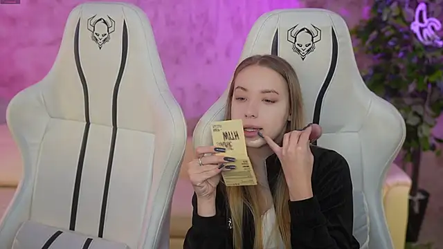 Snapshot of Linda054 chatting on January 2025 03:50:01 PM Linda054 online show from January 2025 03:50:01 PM