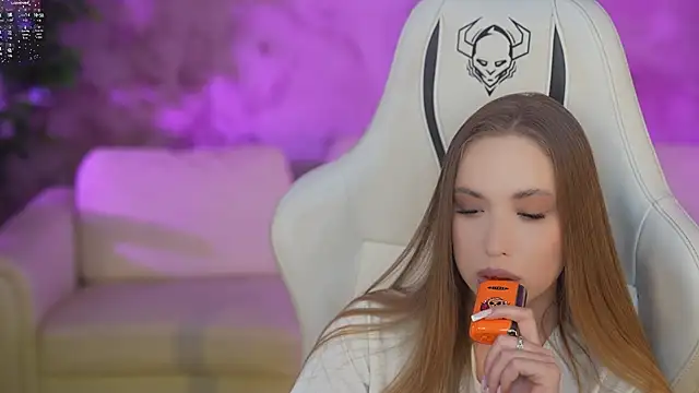 Snapshot of Linda054 chatting on February 2025 12:59:01 AM Linda054 online show from February 2025 12:59:01 AM