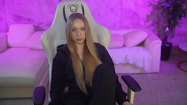 Snapshot of Linda054 chatting on October 2025 03:37:02 AM Linda054 online show from October 2025 03:37:02 AM