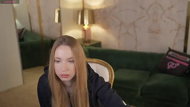 Snapshot of Linda054 chatting on October 2025 04:35:01 AM Linda054 online show from October 2025 04:35:01 AM