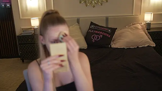 Snapshot of Linda054 chatting on October 2025 12:11:01 PM Linda054 online show from October 2025 12:11:01 PM