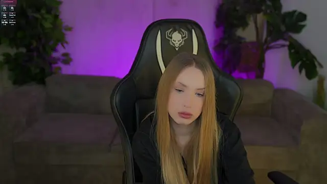 Snapshot of Linda054 chatting on November 2025 01:41:01 AM Linda054 online show from November 2025 01:41:01 AM