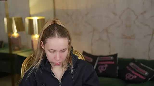 Snapshot of Linda054 chatting on November 2025 02:22:01 AM Linda054 online show from November 2025 02:22:01 AM