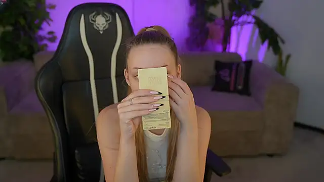 Snapshot of Linda054 chatting on November 2025 05:49:01 AM Linda054 online show from November 2025 05:49:01 AM